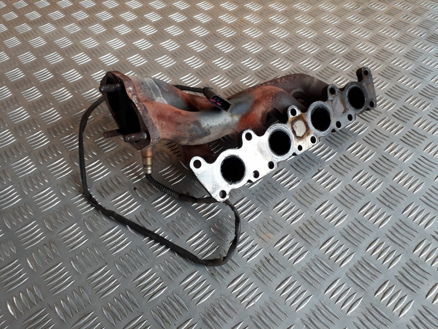 Izplūdes kolektors priekš AUDI A4 1999 5 Izplūdes kolektors priekš AUDI A4 1999