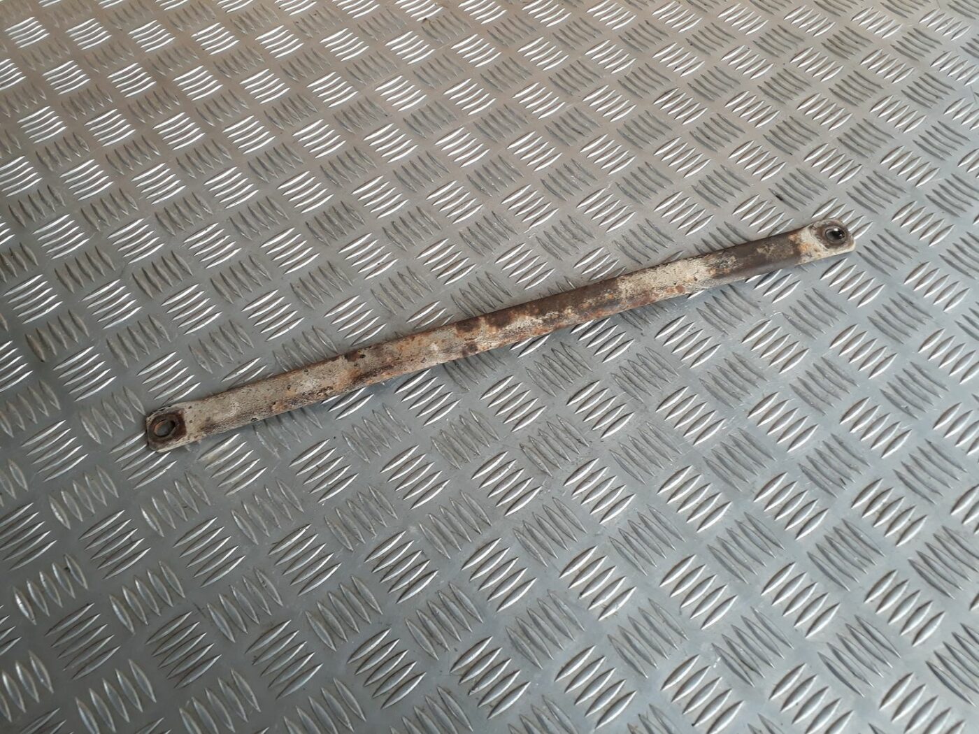 Degvielas tvertnes kronšteins priekš AUDI A4 1999 2 Degvielas tvertnes kronšteins priekš AUDI A4 1999