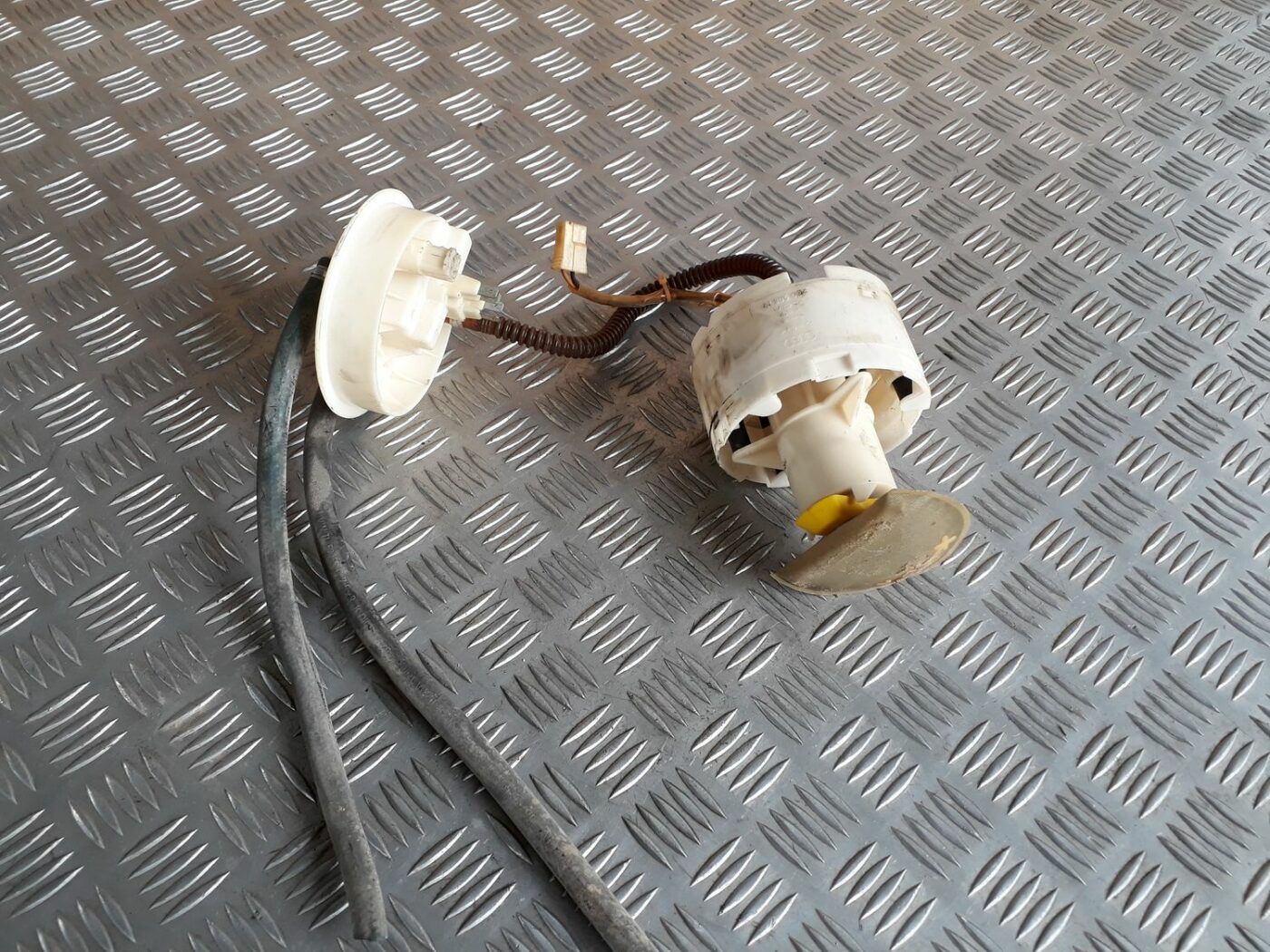 Degvielas tvertnes sūknis priekš AUDI A4 1999 1 Degvielas tvertnes sūknis priekš AUDI A4 1999