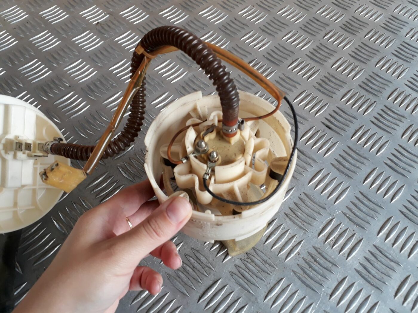 Degvielas tvertnes sūknis priekš AUDI A4 1999 2 Degvielas tvertnes sūknis priekš AUDI A4 1999