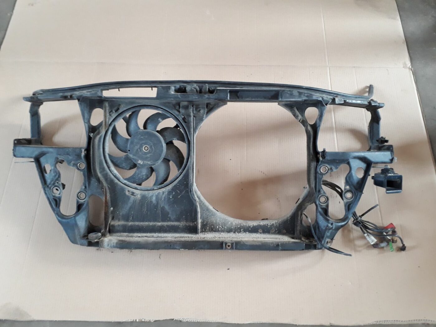 Dzesēšanas radiatora ventilatora korpuss priekš AUDI A4 1999 1 Dzesēšanas radiatora ventilatora korpuss priekš AUDI A4 1999