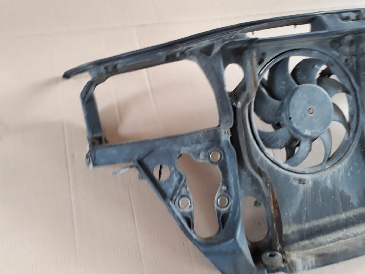 Dzesēšanas radiatora ventilatora korpuss priekš AUDI A4 1999 2 Dzesēšanas radiatora ventilatora korpuss priekš AUDI A4 1999