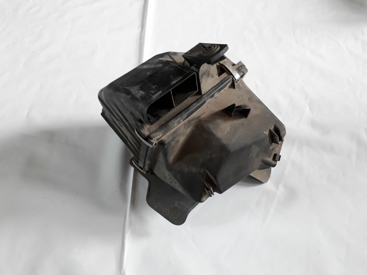 Gaisa filtra korpuss priekš AUDI A4 1999 2 Gaisa filtra korpuss priekš AUDI A4 1999