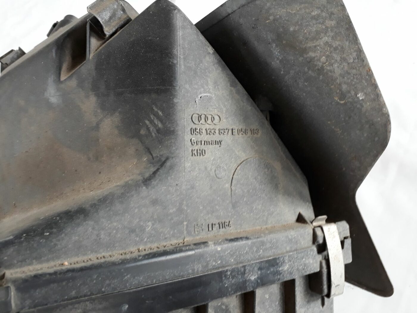 Gaisa filtra korpuss priekš AUDI A4 1999 3 Gaisa filtra korpuss priekš AUDI A4 1999