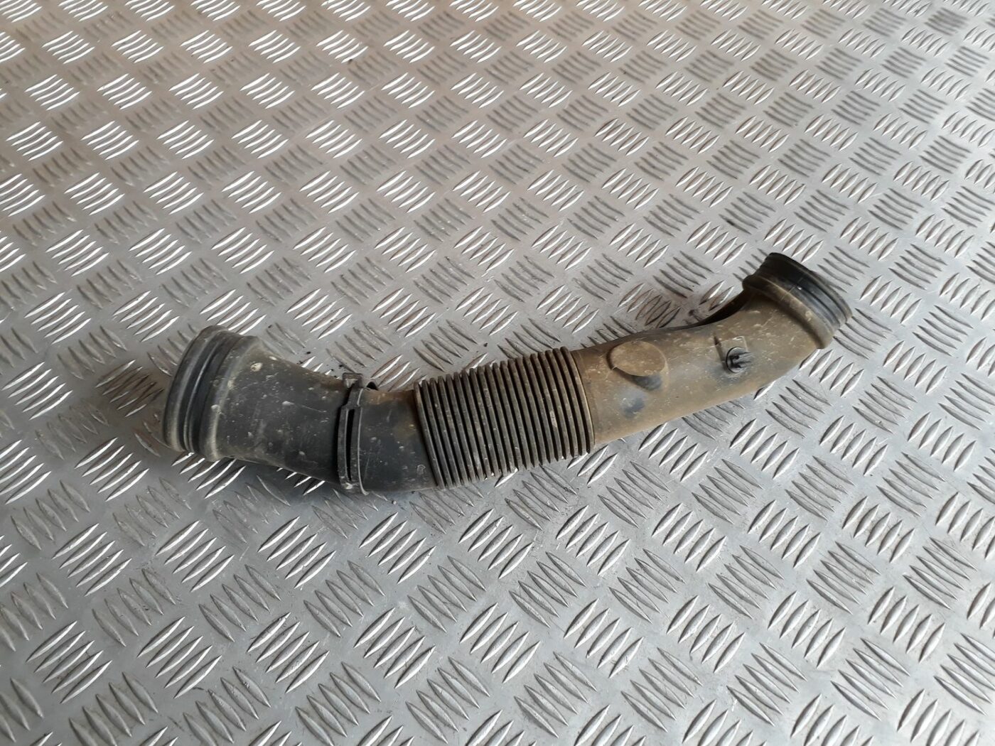 Gaisa ieplūdes šļūtene priekš AUDI A4 1999 1 Gaisa ieplūdes šļūtene priekš AUDI A4 1999