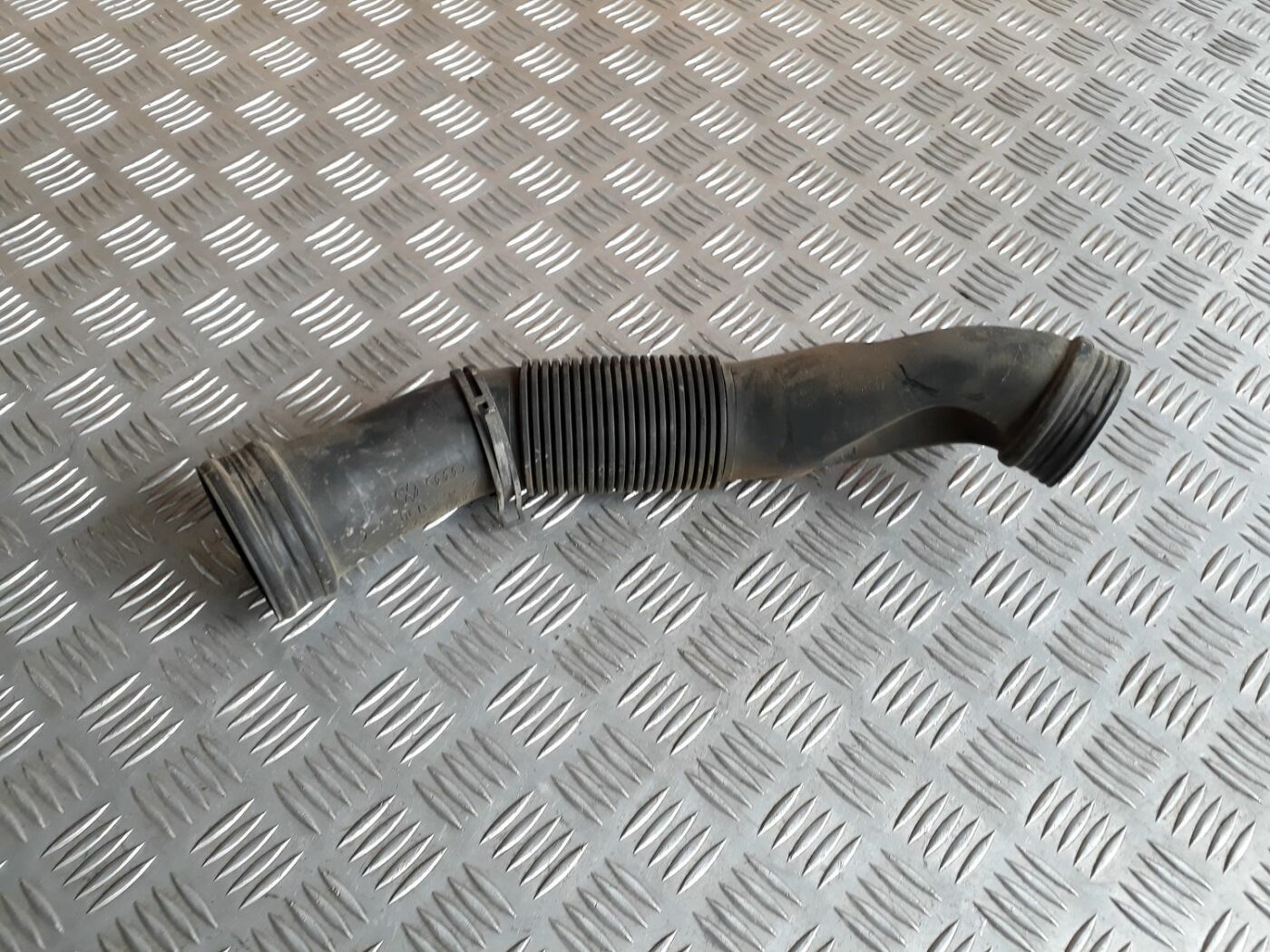 Gaisa ieplūdes šļūtene priekš AUDI A4 1999 2 Gaisa ieplūdes šļūtene priekš AUDI A4 1999