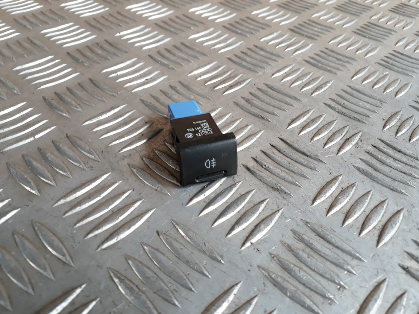 Miglas lukturu ieslēgšanas poga priekš AUDI A4 1999 1 Miglas lukturu ieslēgšanas poga priekš AUDI A4 1999