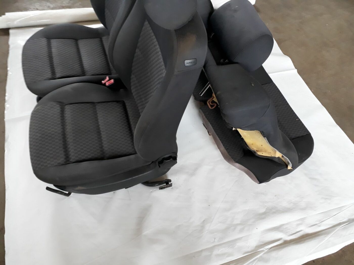 Sēdekļu komplekts priekš AUDI A4 1999 3 Sēdekļu komplekts priekš AUDI A4 1999