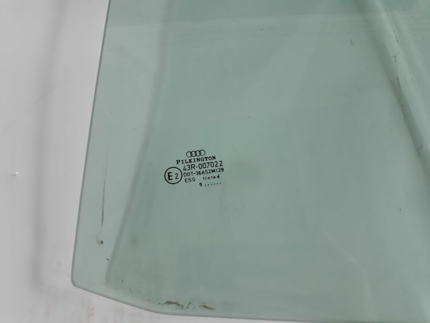 Aizmugurējo kreiso durvju stikls priekš AUDI A4 1999 2 Aizmugurējo kreiso durvju stikls priekš AUDI A4 1999