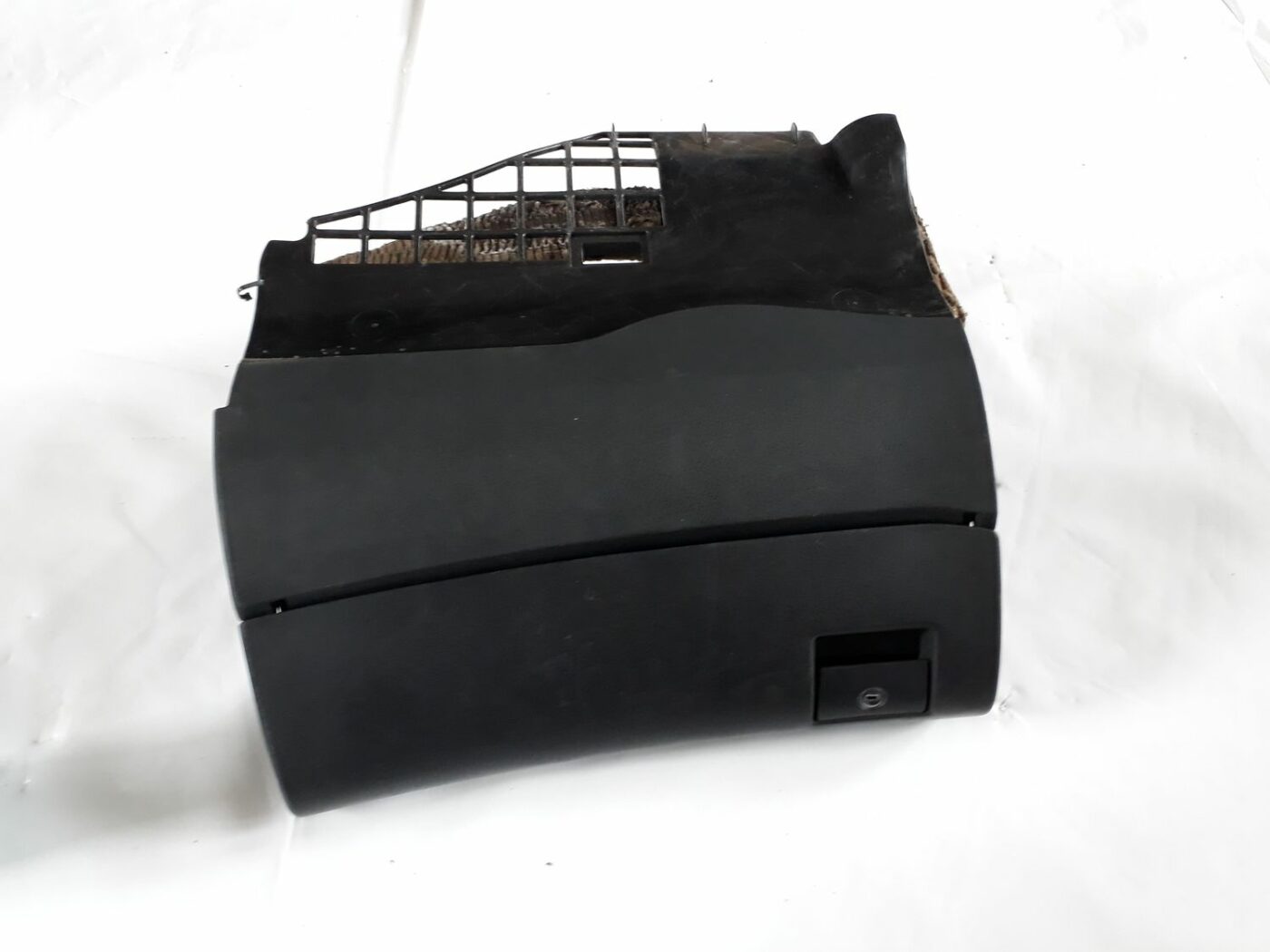 Mantu glabāšanas nodalījums pasažiera pusē priekš AUDI A4 1999 1 Mantu glabāšanas nodalījums pasažiera pusē priekš AUDI A4 1999