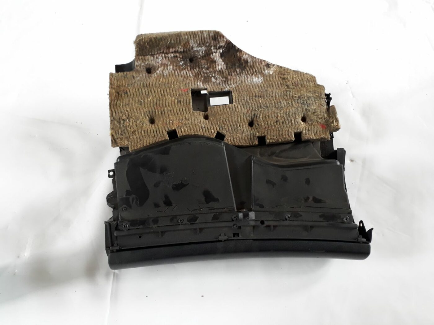 Mantu glabāšanas nodalījums pasažiera pusē priekš AUDI A4 1999 2 Mantu glabāšanas nodalījums pasažiera pusē priekš AUDI A4 1999