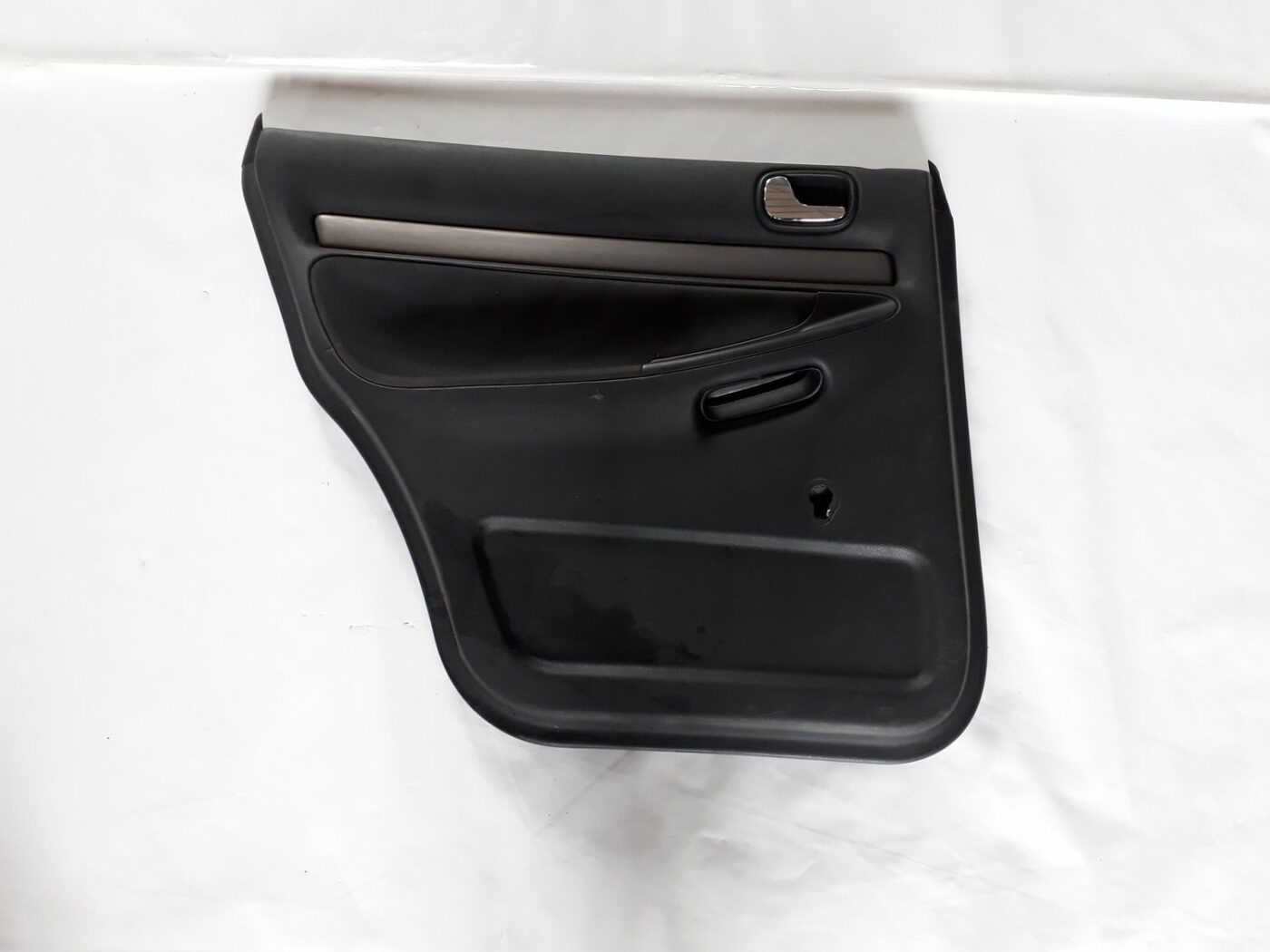 Aizmugurējo kreiso durvju apdare priekš AUDI A4 1999 1 Aizmugurējo kreiso durvju apdare priekš AUDI A4 1999