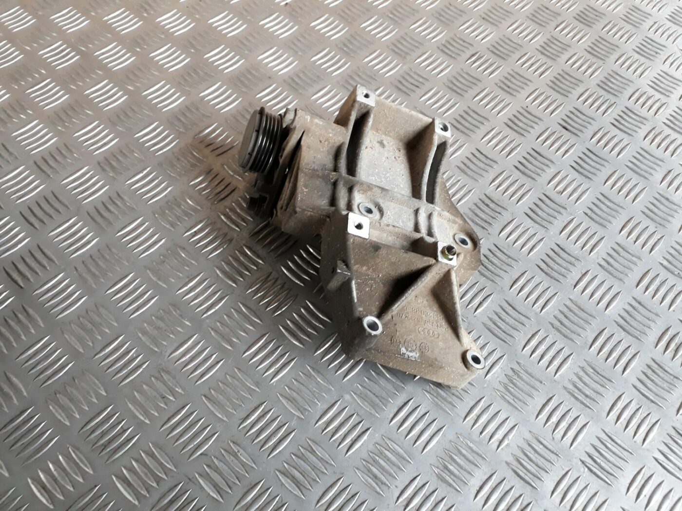 Ģeneratora kronšteins priekš AUDI A4 1999 1 Ģeneratora kronšteins priekš AUDI A4 1999