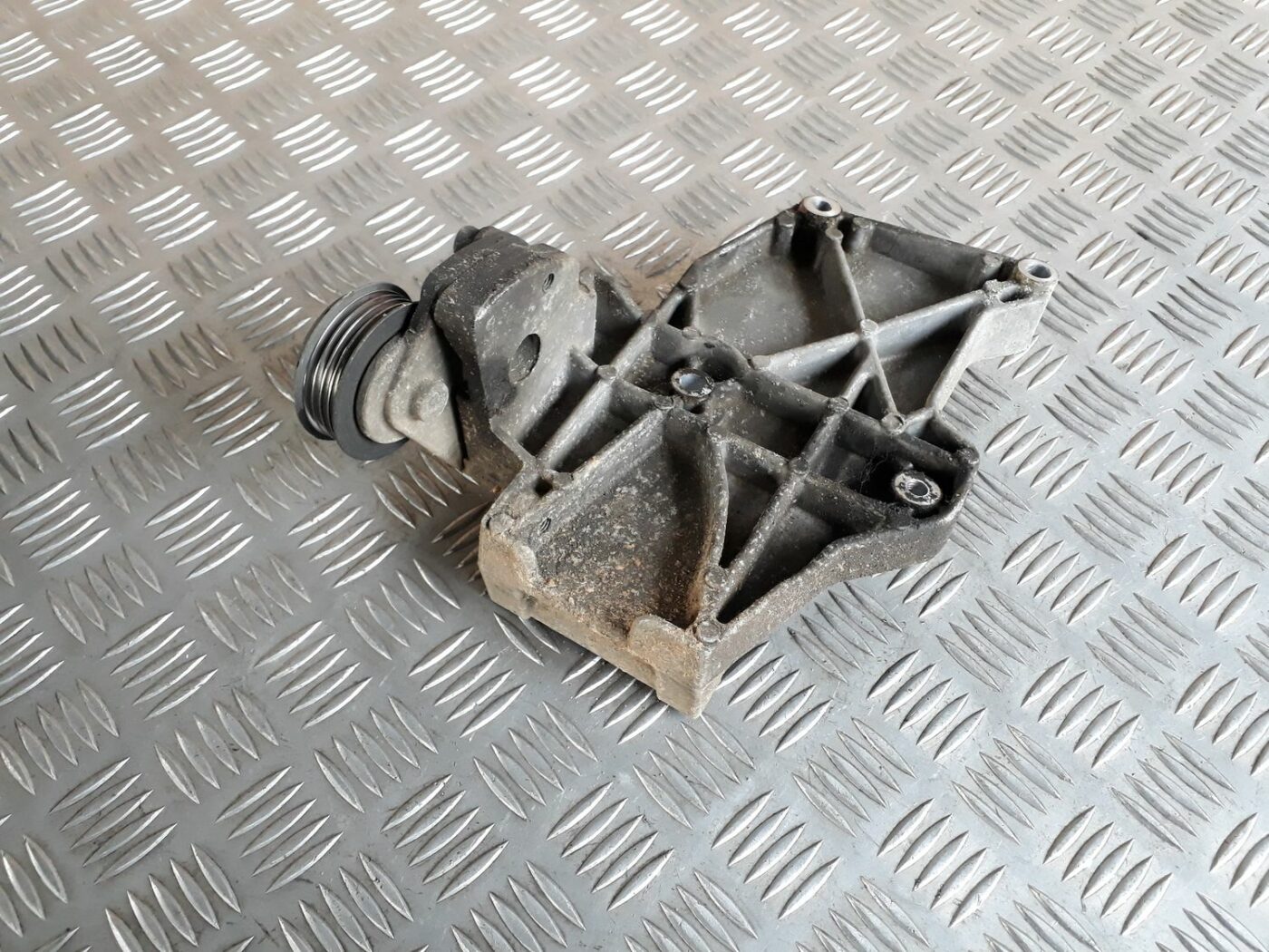 Ģeneratora kronšteins priekš AUDI A4 1999 2 Ģeneratora kronšteins priekš AUDI A4 1999