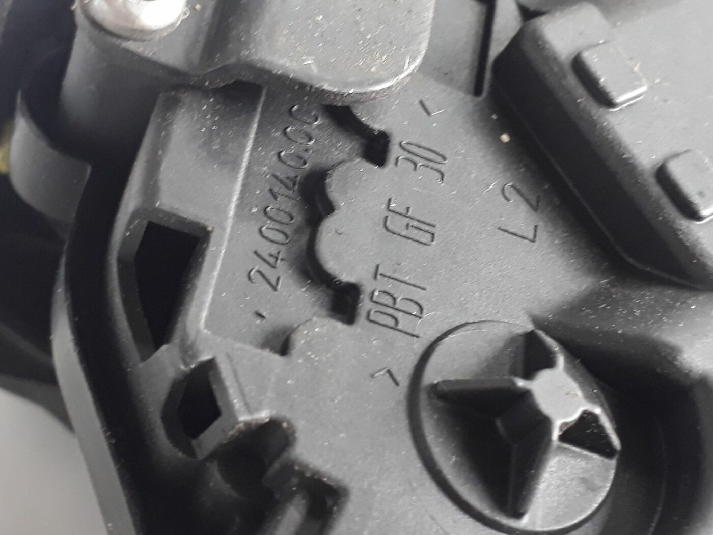 Aizmugurējo kreiso durvju slēdzene priekš VOLVO V70 2010