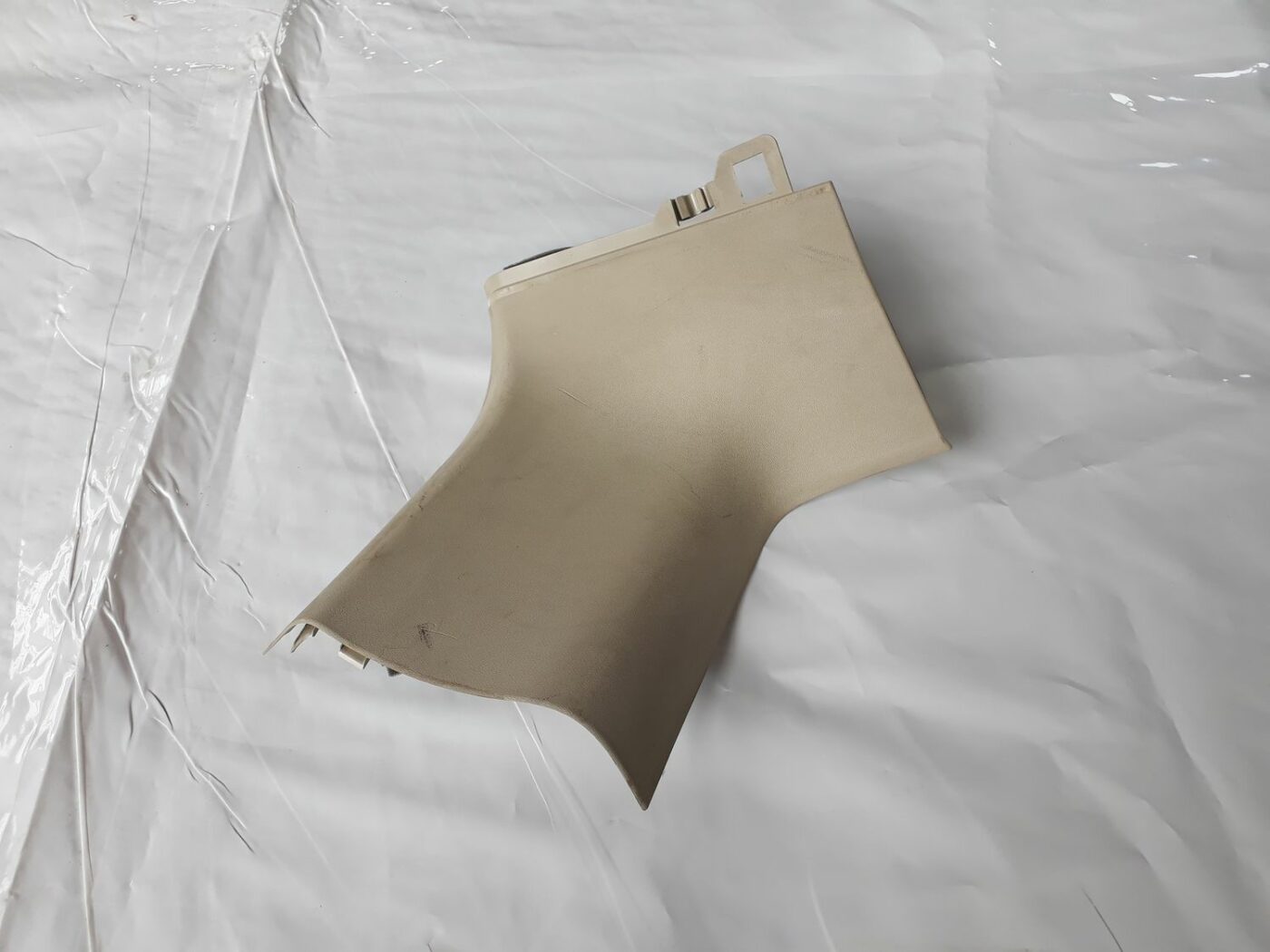 Bagažnieka nodalījuma statnes apdare priekš VOLVO V70 2010 1 Bagažnieka nodalījuma statnes apdare priekš VOLVO V70 2010