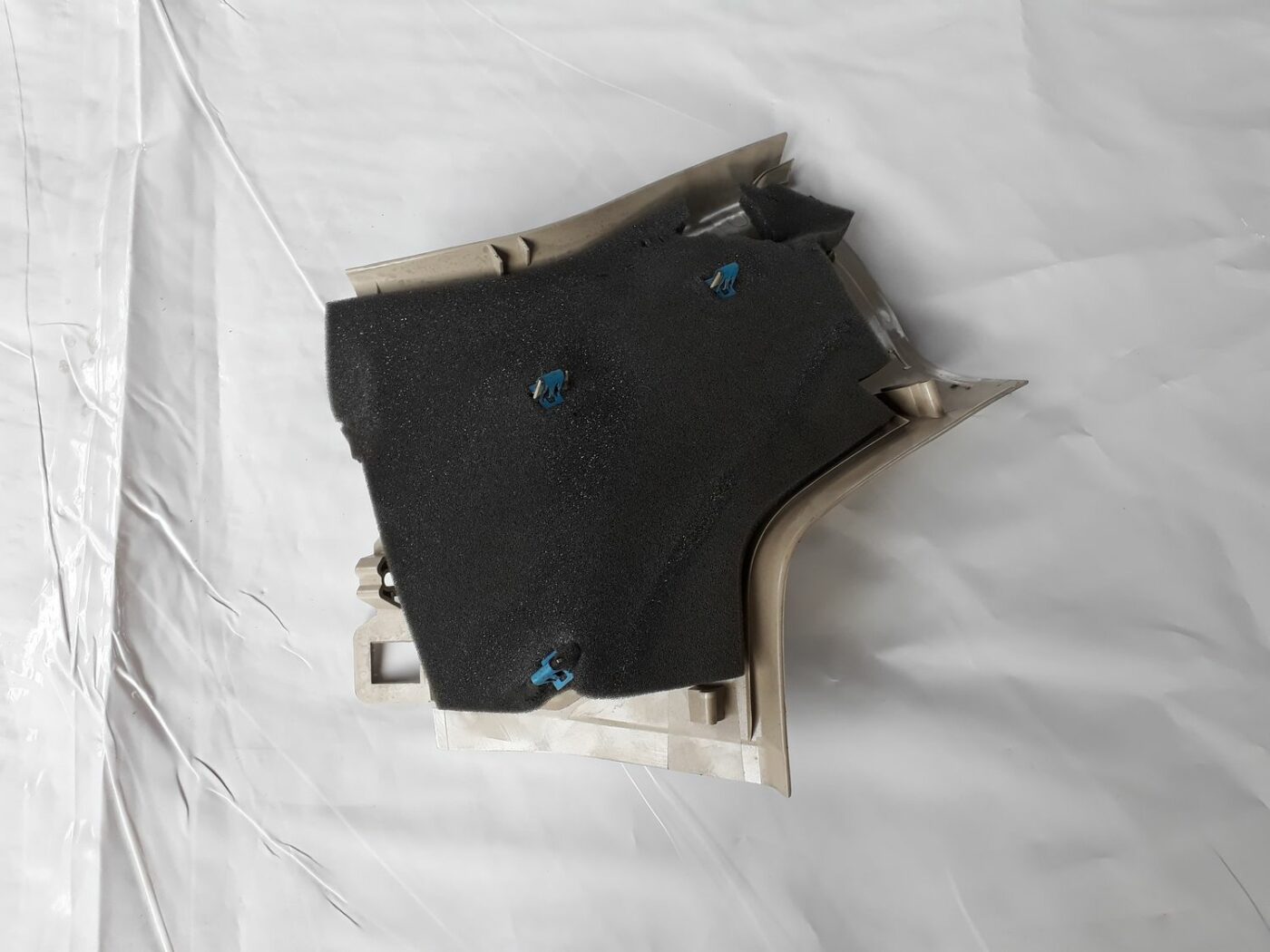 Bagažnieka nodalījuma statnes apdare priekš VOLVO V70 2010 2 Bagažnieka nodalījuma statnes apdare priekš VOLVO V70 2010