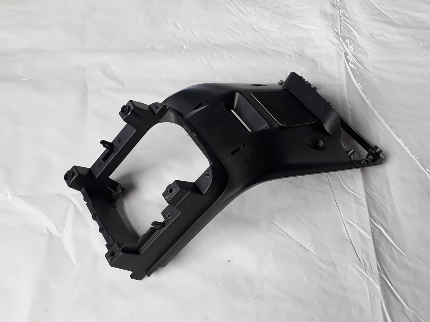 Centrālās konsoles iekšējā plastmasa priekš VOLVO V70 2010 2 Centrālās konsoles iekšējā plastmasa priekš VOLVO V70 2010