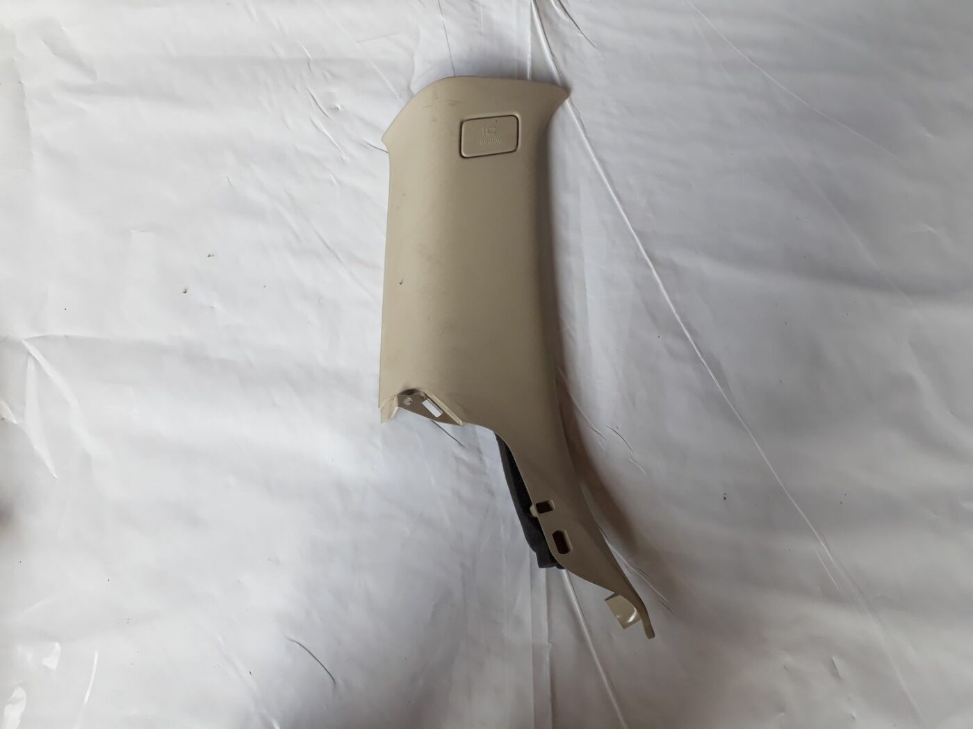 Aizmugurējas salona statnes apdare priekš VOLVO V70 2010 1 Aizmugurējas salona statnes apdare priekš VOLVO V70 2010