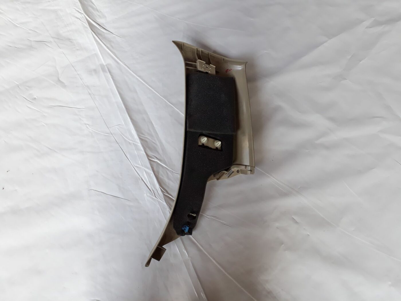 Aizmugurējas salona statnes apdare priekš VOLVO V70 2010 2 Aizmugurējas salona statnes apdare priekš VOLVO V70 2010