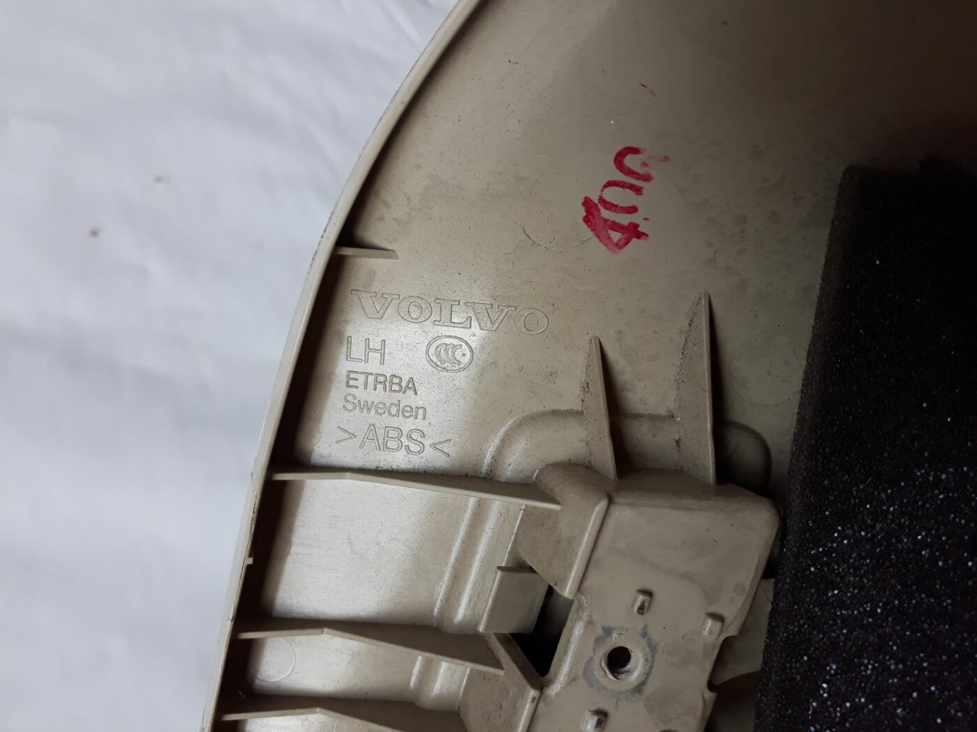 Aizmugurējas salona statnes apdare priekš VOLVO V70 2010 4 Aizmugurējas salona statnes apdare priekš VOLVO V70 2010