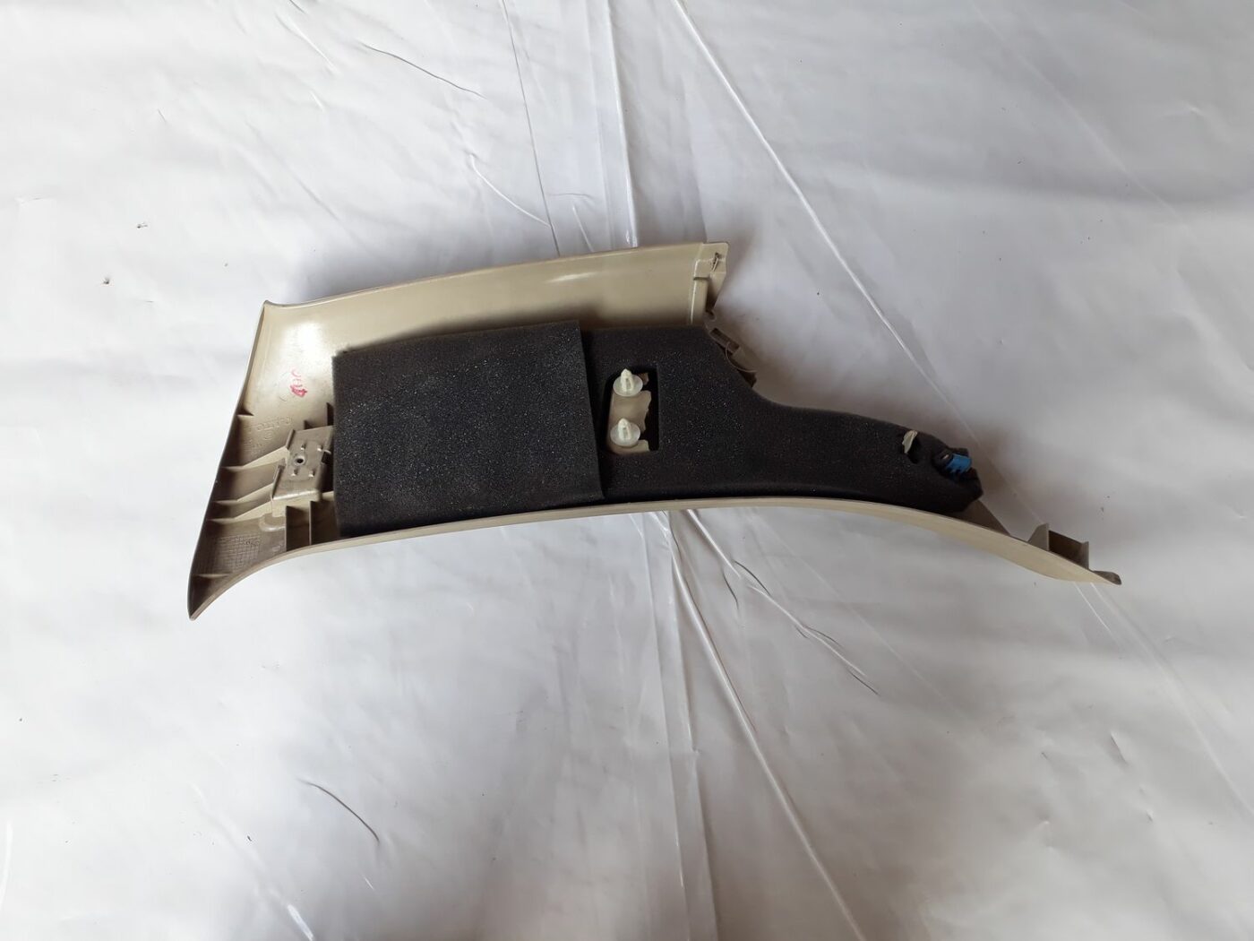 Aizmugurējas salona statnes apdare priekš VOLVO V70 2010 3 Aizmugurējas salona statnes apdare priekš VOLVO V70 2010