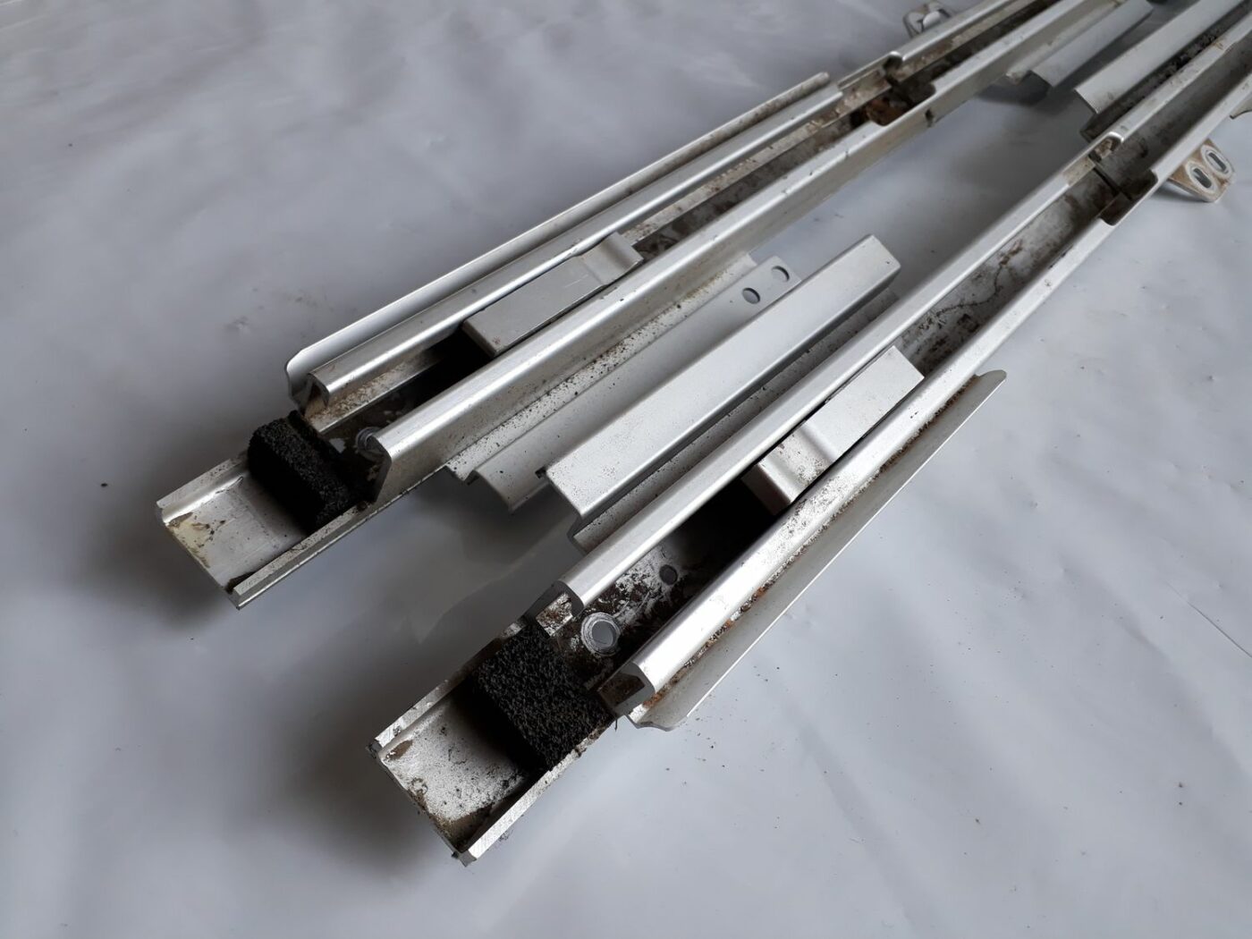 Kravas stirpināšanas reliņi bagažniekā priekš VOLVO V70 2010 2 Kravas stirpināšanas reliņi bagažniekā priekš VOLVO V70 2010