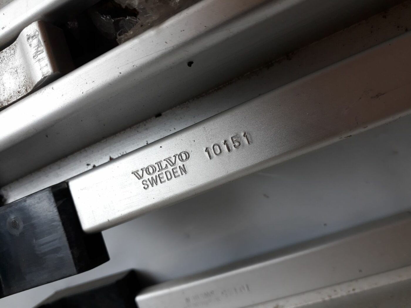 Kravas stirpināšanas reliņi bagažniekā priekš VOLVO V70 2010 4 Kravas stirpināšanas reliņi bagažniekā priekš VOLVO V70 2010