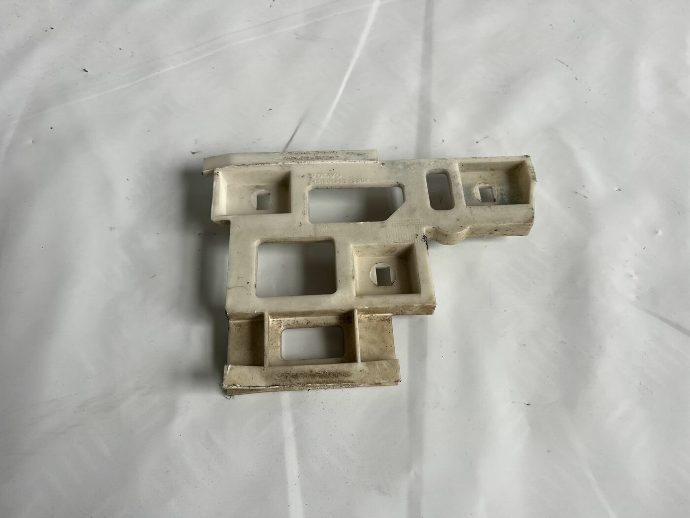 Priekšēja bufera kronšteins priekš VOLVO V70 2000 1 Priekšēja bufera kronšteins priekš VOLVO V70 2000