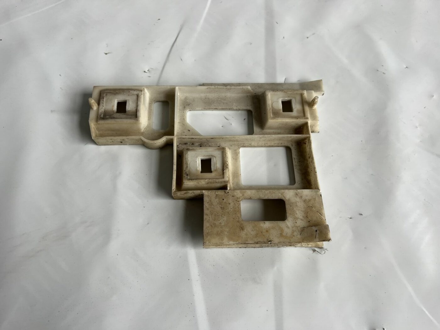 Priekšēja bufera kronšteins priekš VOLVO V70 2000 3 Priekšēja bufera kronšteins priekš VOLVO V70 2000