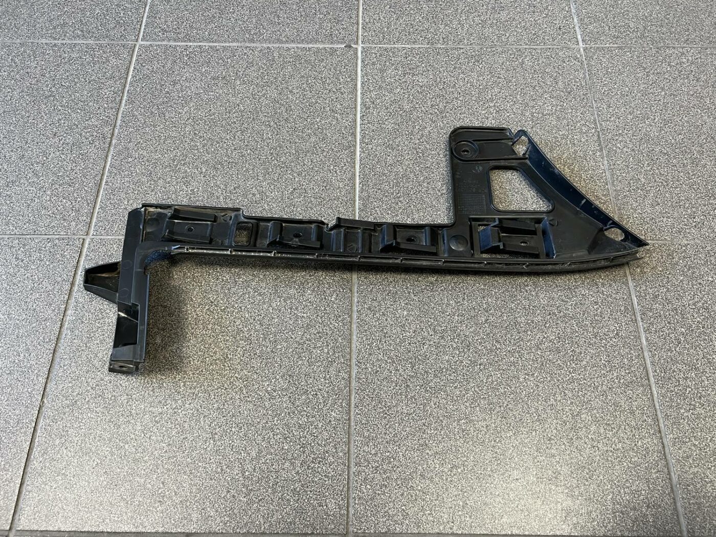 Aizmugurējā spārna un bufera stiprinājums priekš VW PASSAT 2007 UNIVERSAL SILVER