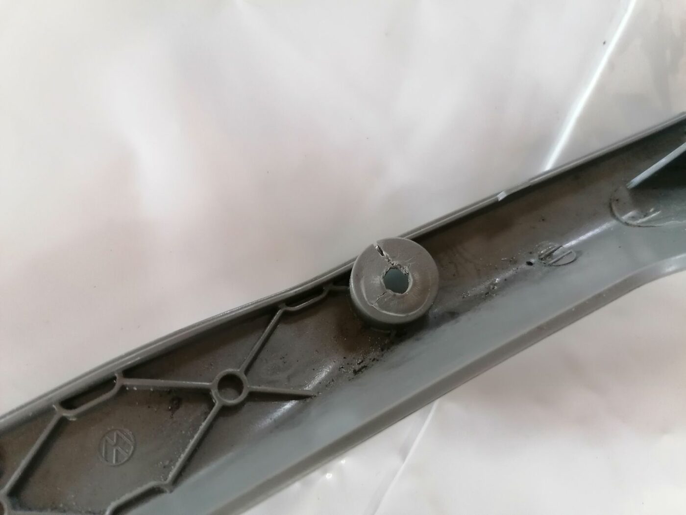 Priekšējā labā sēdekļa sliežu apdare priekš VW NEW BEETLE 2001