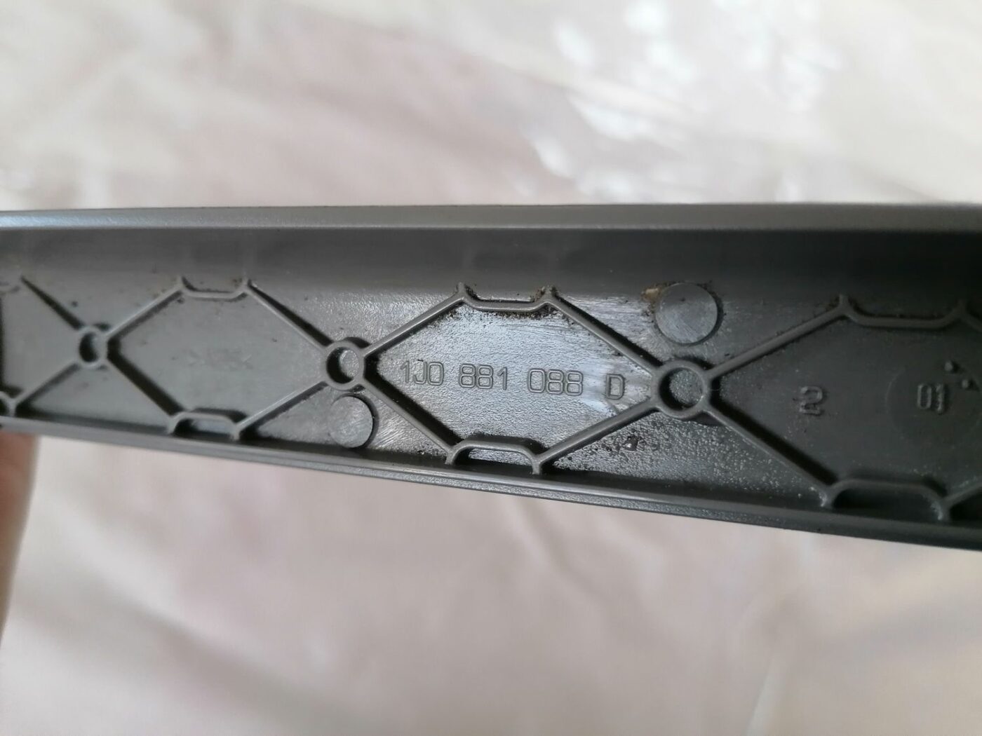 Priekšējā labā sēdekļa sliežu apdare priekš VW NEW BEETLE 2001