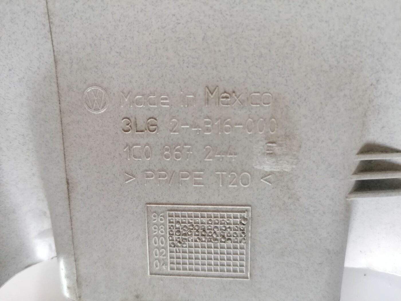 Vidējas salona statnes apdare priekš VW NEW BEETLE 2001 4 Vidējas salona statnes apdare priekš VW NEW BEETLE 2001