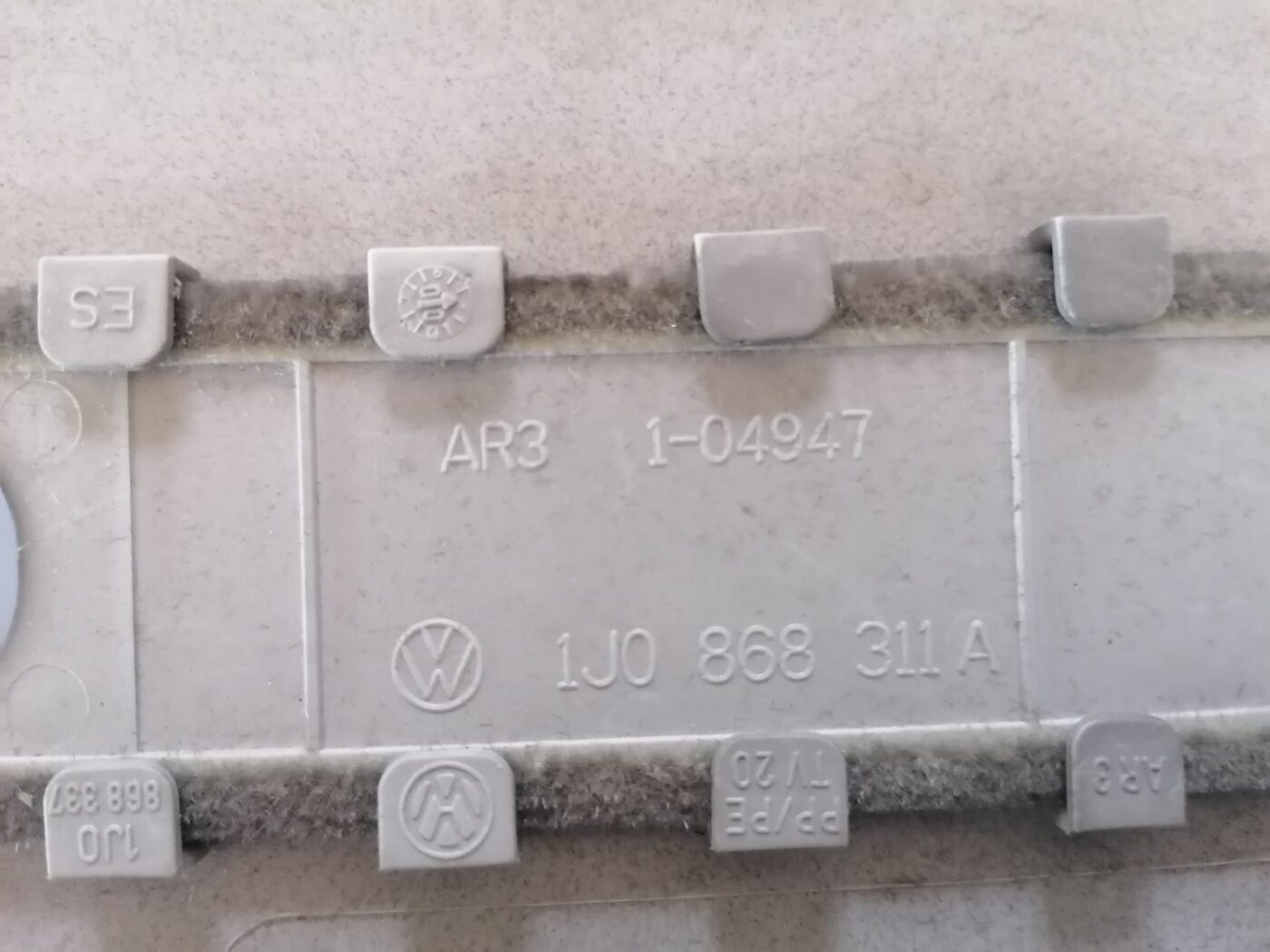 Vidējas salona statnes apdare priekš VW NEW BEETLE 2001 3 Vidējas salona statnes apdare priekš VW NEW BEETLE 2001