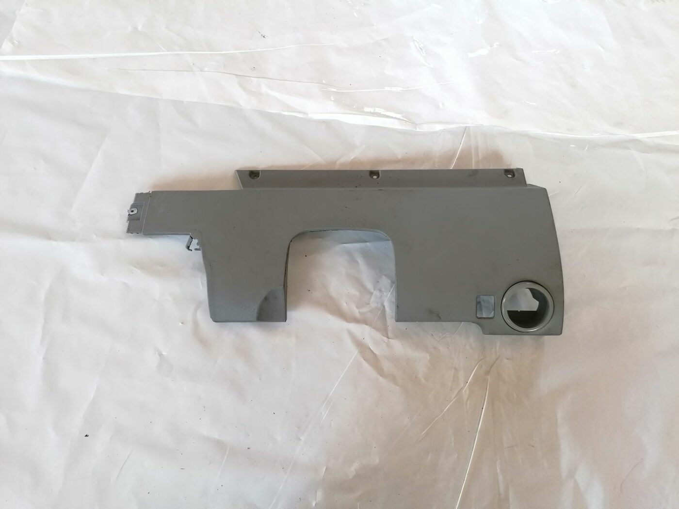 Mērinstrumentu paneļa apdare (zem stūres) priekš VW NEW BEETLE 2001