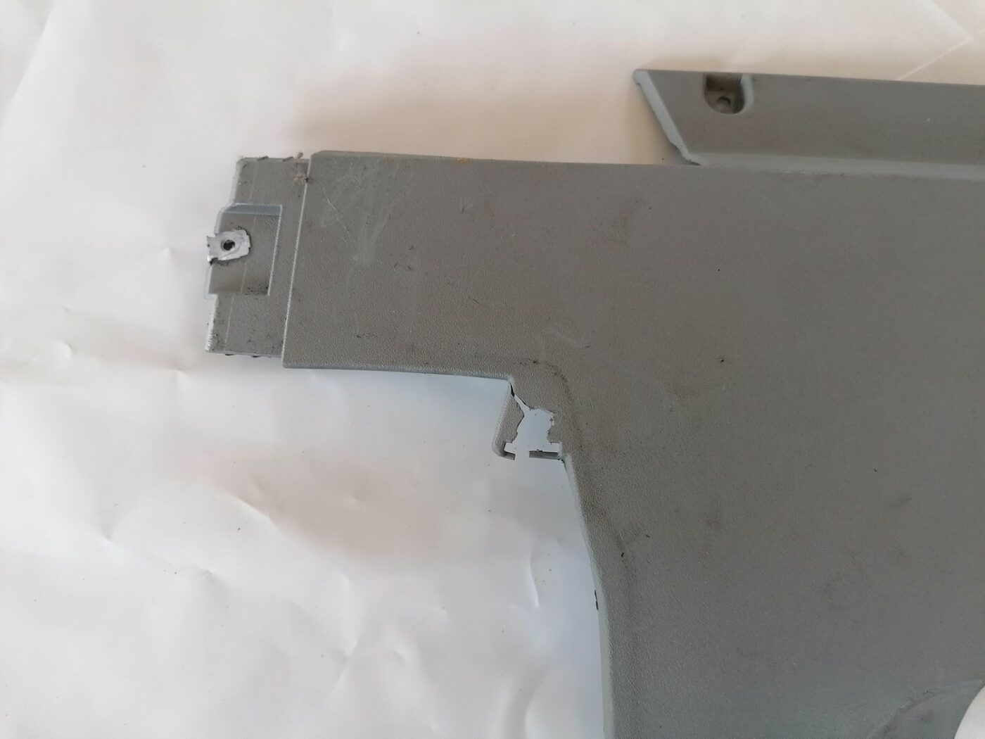 Mērinstrumentu paneļa apdare (zem stūres) priekš VW NEW BEETLE 2001