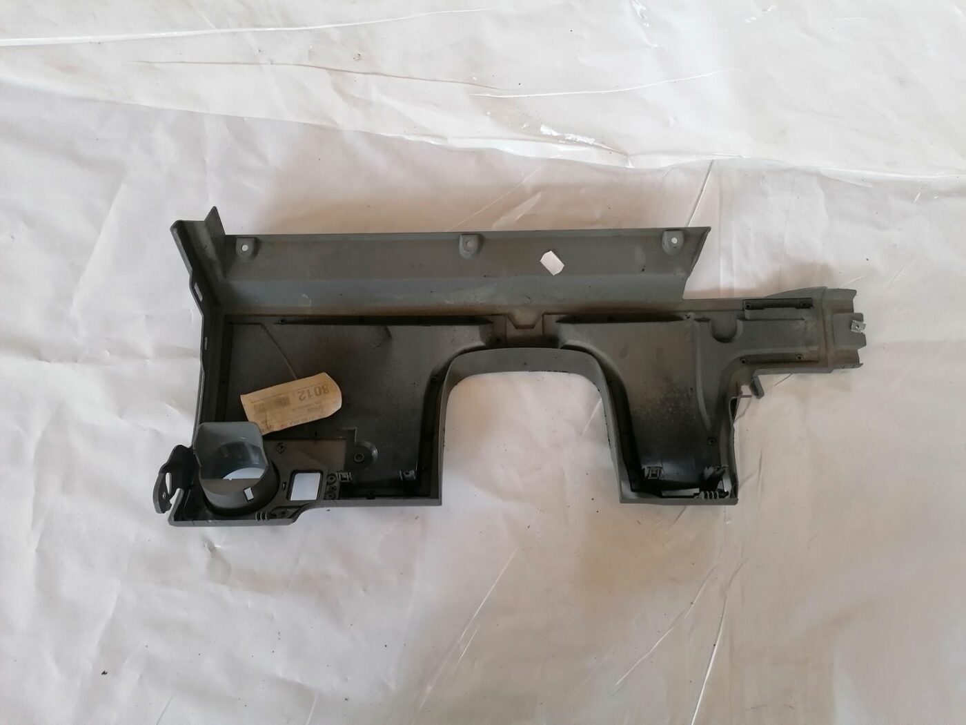 Mērinstrumentu paneļa apdare (zem stūres) priekš VW NEW BEETLE 2001