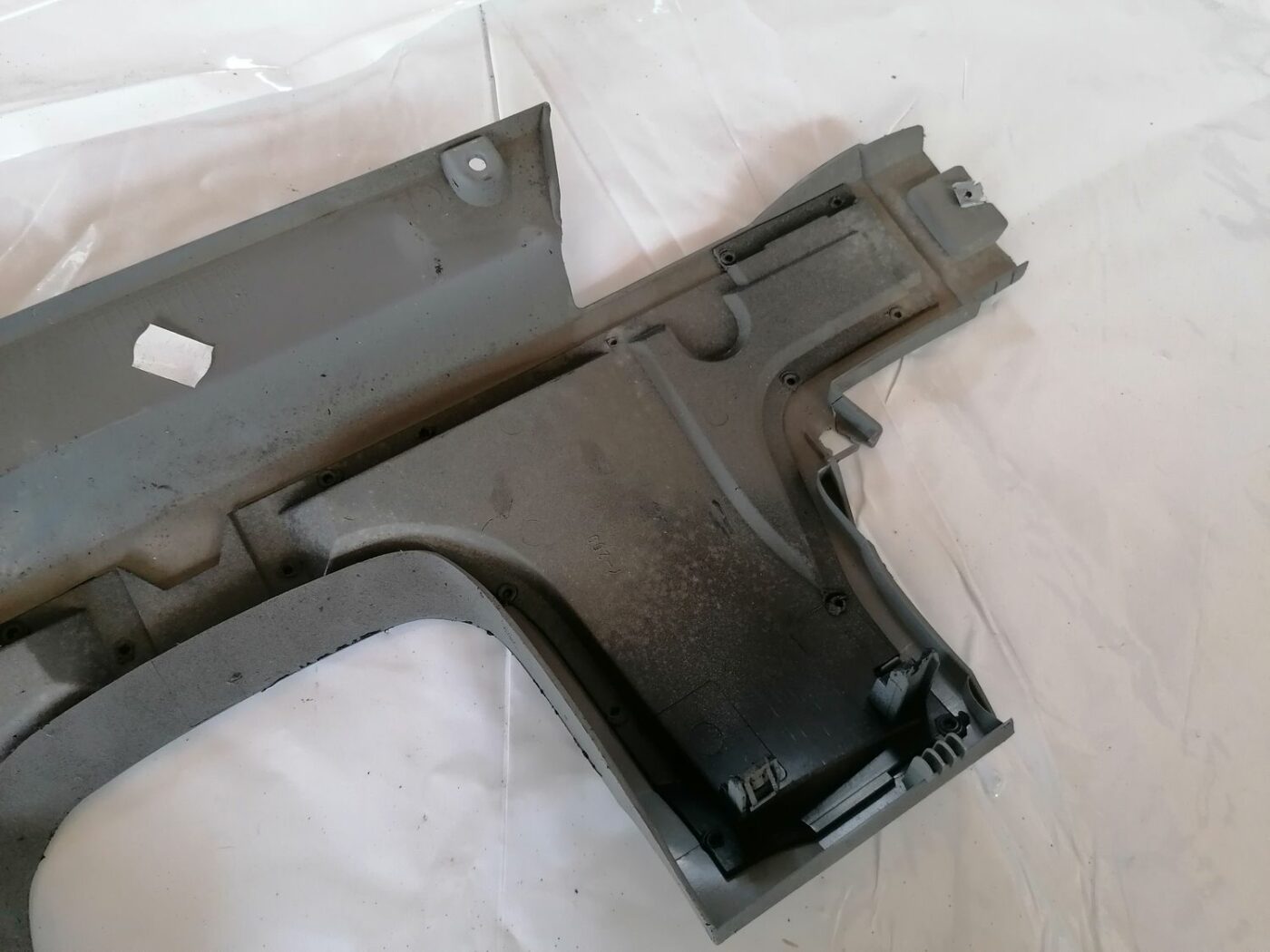 Mērinstrumentu paneļa apdare (zem stūres) priekš VW NEW BEETLE 2001