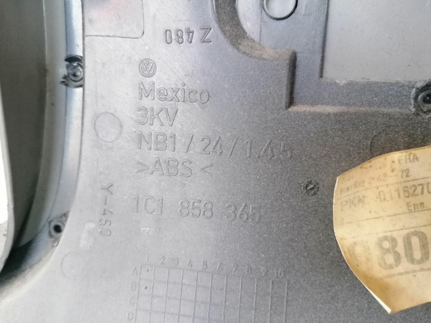 Mērinstrumentu paneļa apdare (zem stūres) priekš VW NEW BEETLE 2001