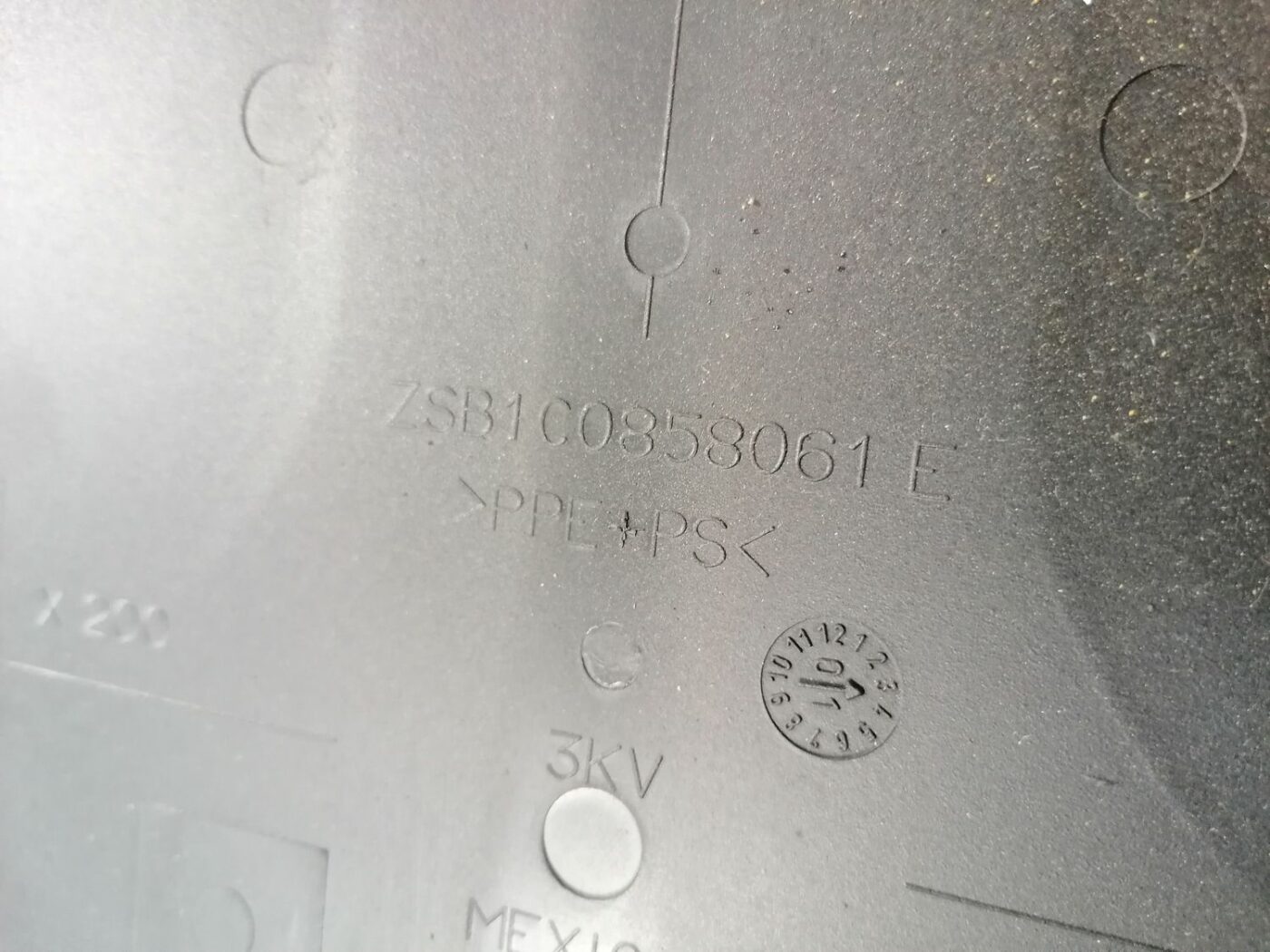 Mērinstrumentu paneļa apdare augšā priekš VW NEW BEETLE 2001 4 Mērinstrumentu paneļa apdare augšā priekš VW NEW BEETLE 2001