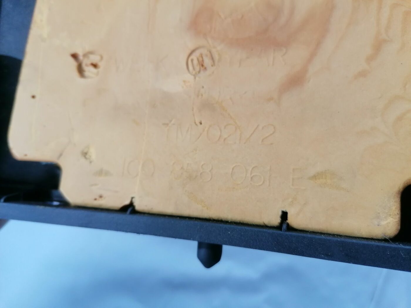 Mērinstrumentu paneļa apdare augšā priekš VW NEW BEETLE 2001 3 Mērinstrumentu paneļa apdare augšā priekš VW NEW BEETLE 2001