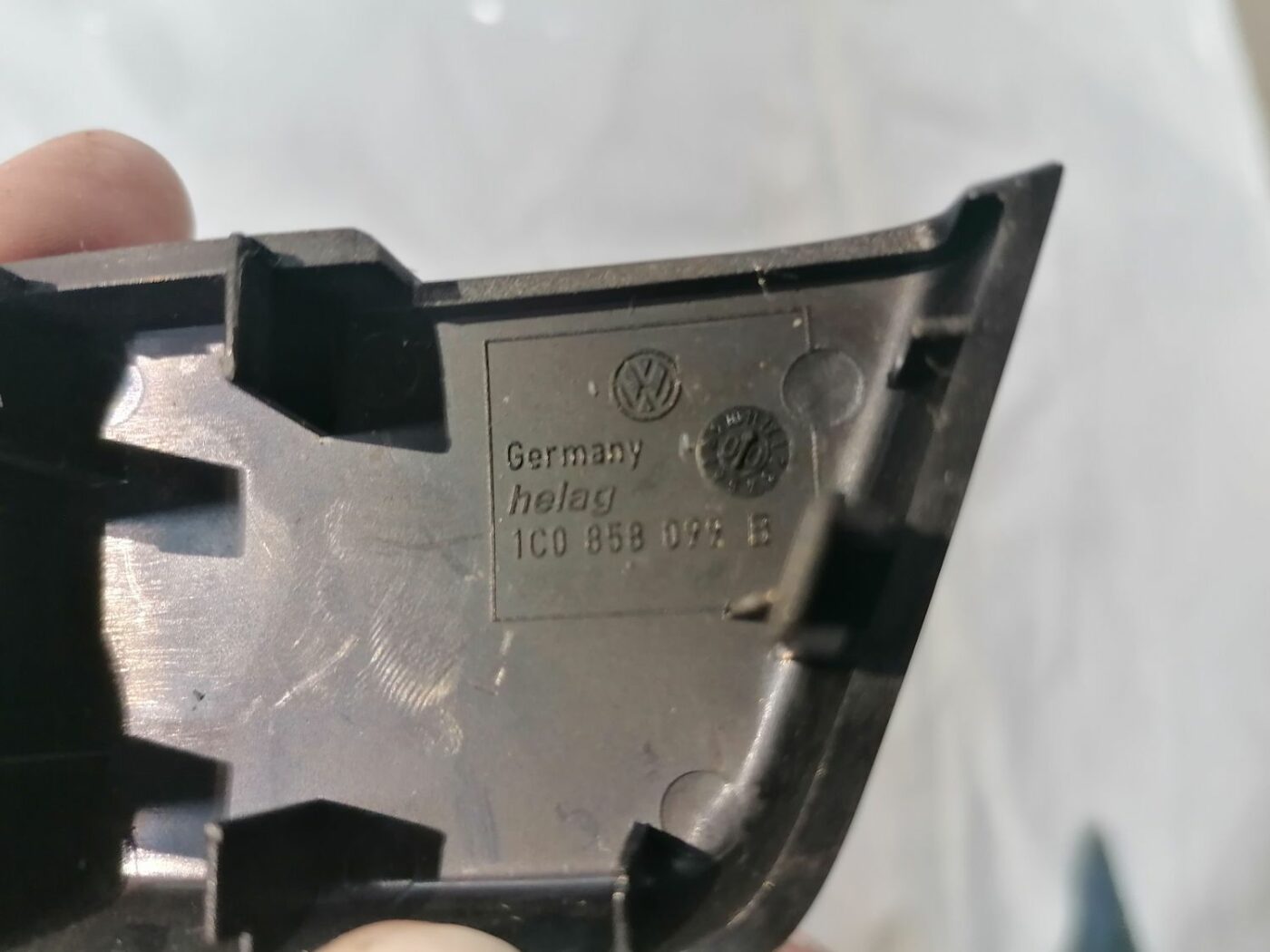 Mērinstrumentu paneļa dekoratīvā uzlika priekš VW NEW BEETLE 2001 3 Mērinstrumentu paneļa dekoratīvā uzlika priekš VW NEW BEETLE 2001