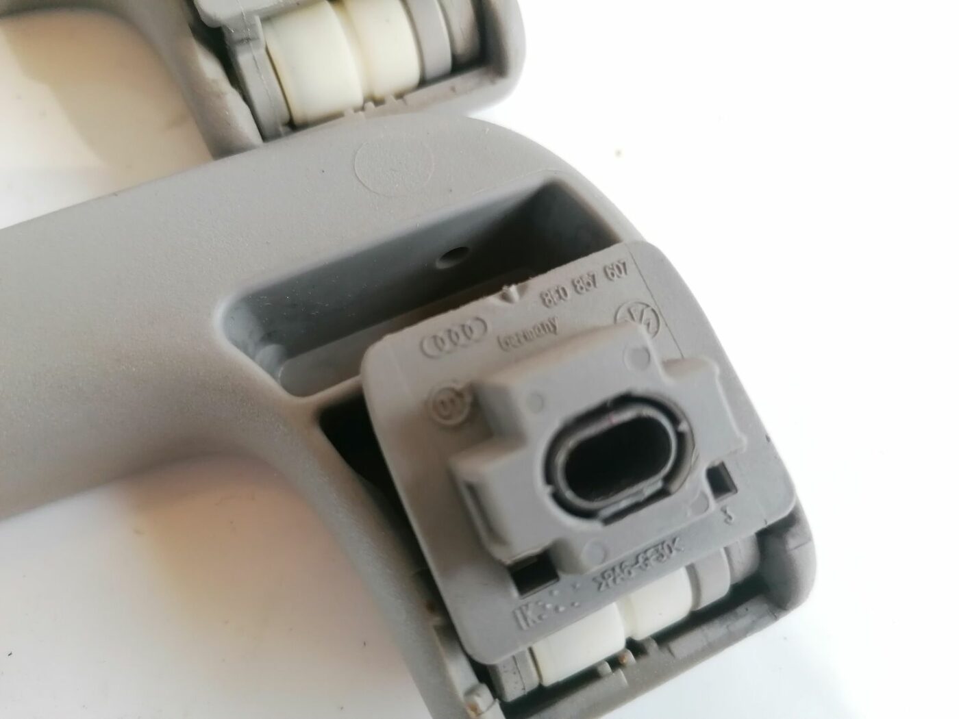 Salona rokturis griestos priekš AUDI A4 2001 SEDAN 4 Salona rokturis griestos priekš AUDI A4 2001 SEDAN