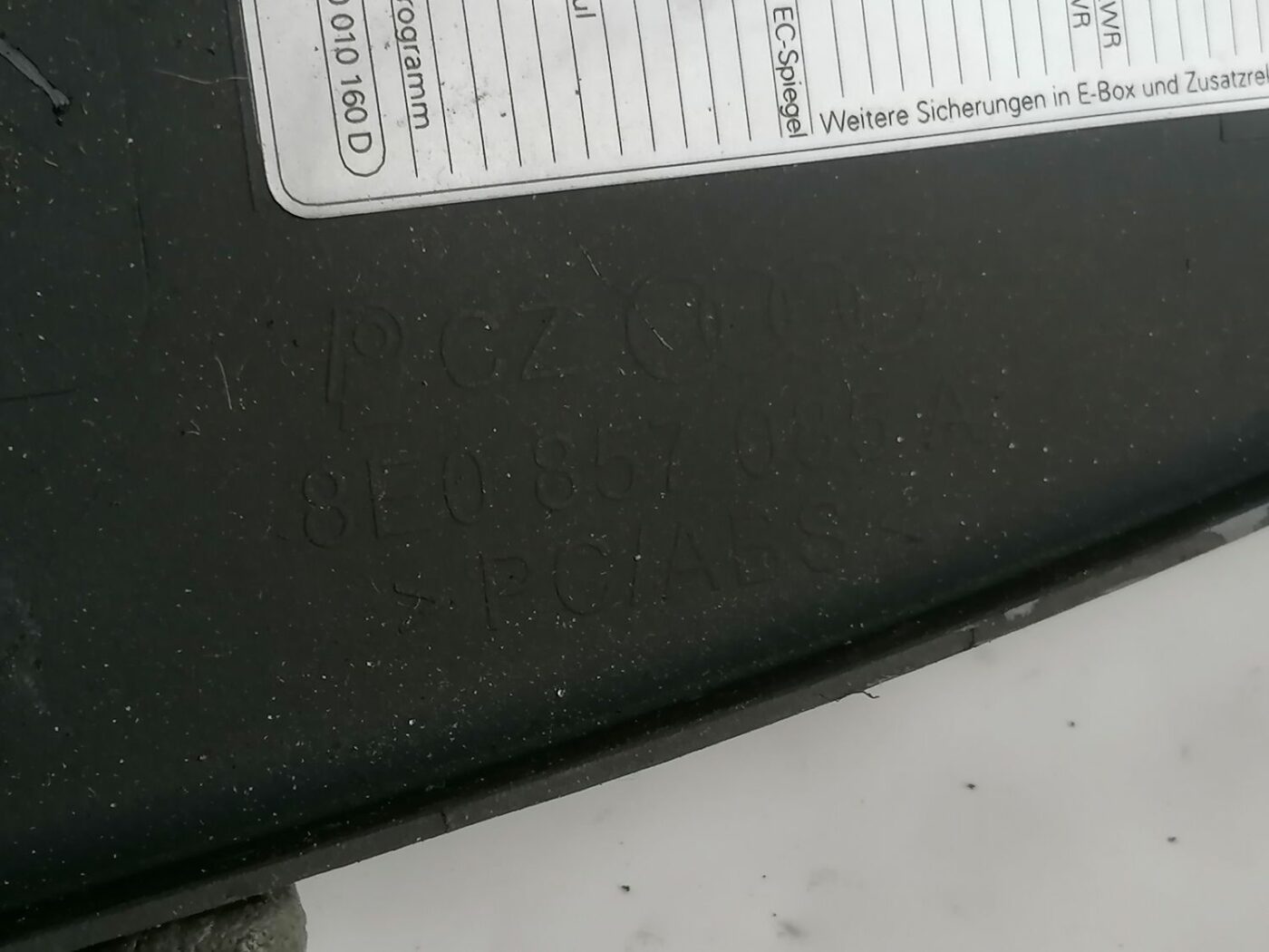 Mērinstrumentu paneļa sānu apdare priekš AUDI A4 2001 SEDAN 3 Mērinstrumentu paneļa sānu apdare priekš AUDI A4 2001 SEDAN