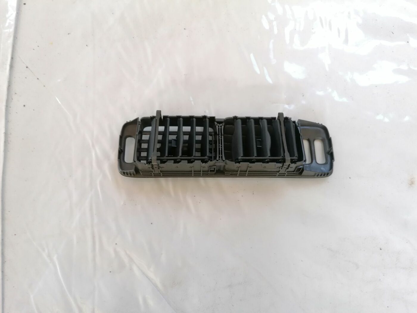 Mērinstrumentu paneļa gaisa vads, centrā priekš VOLVO V70 2000 2 Mērinstrumentu paneļa gaisa vads, centrā priekš VOLVO V70 2000