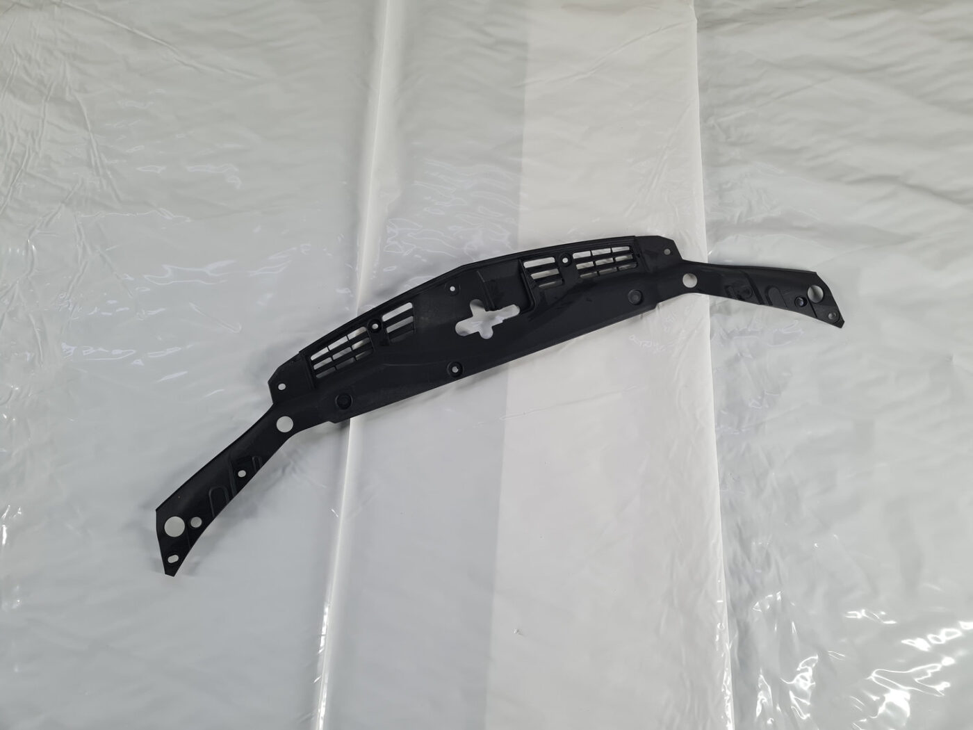 Radiatoru augšēja uzlika priekš HONDA ACCORD 2008 1 Radiatoru augšēja uzlika priekš HONDA ACCORD 2008