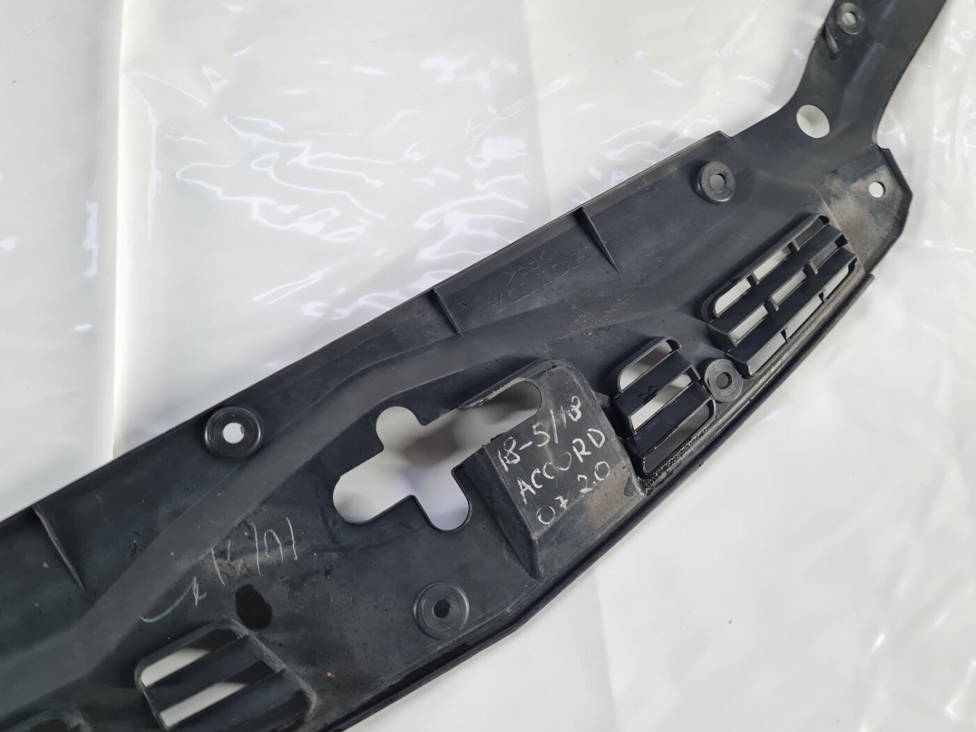 Radiatoru augšēja uzlika priekš HONDA ACCORD 2008 6 Radiatoru augšēja uzlika priekš HONDA ACCORD 2008