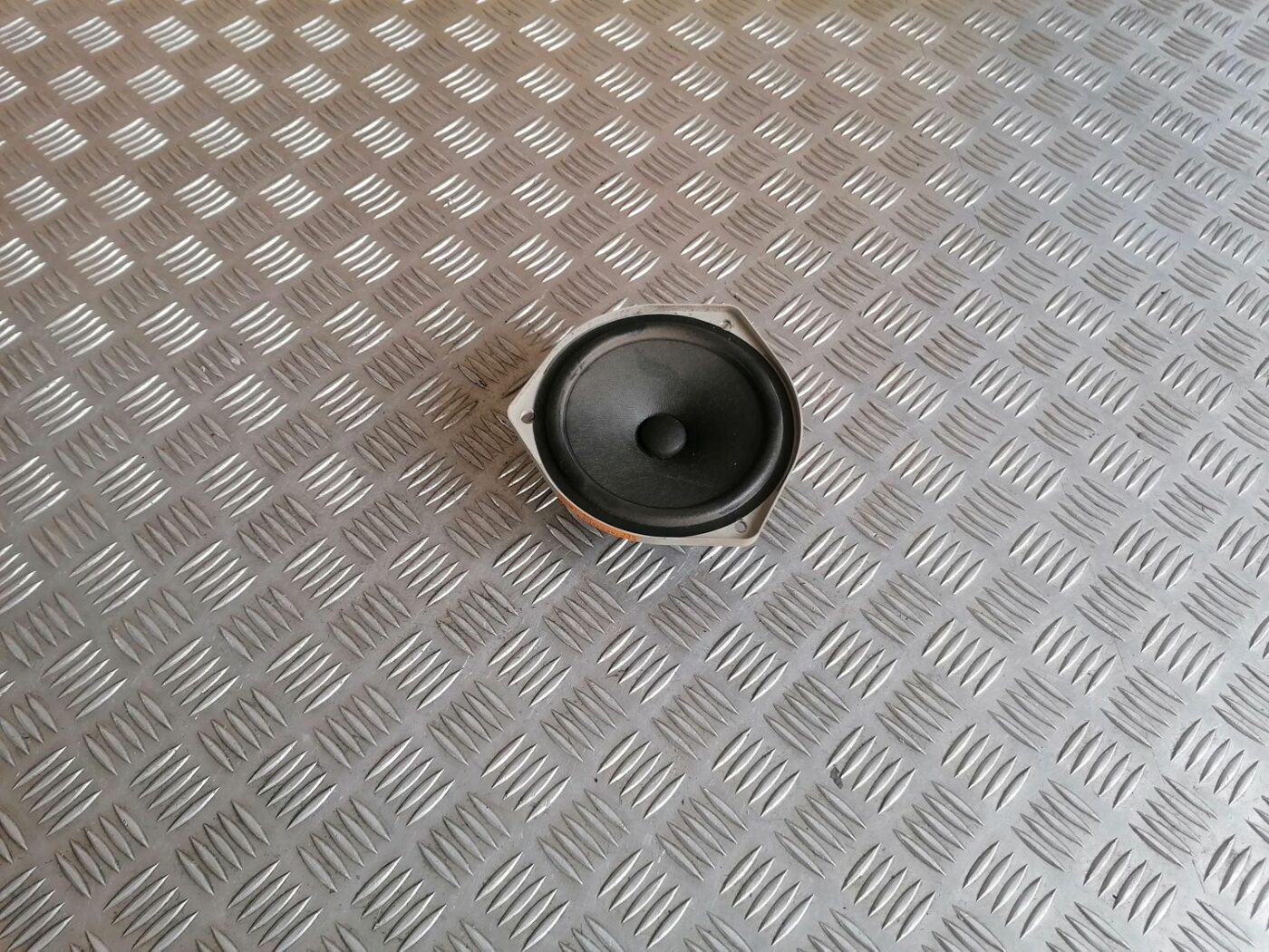 Durvju skaļrunis, apakšā priekš HONDA CIVIC 2004