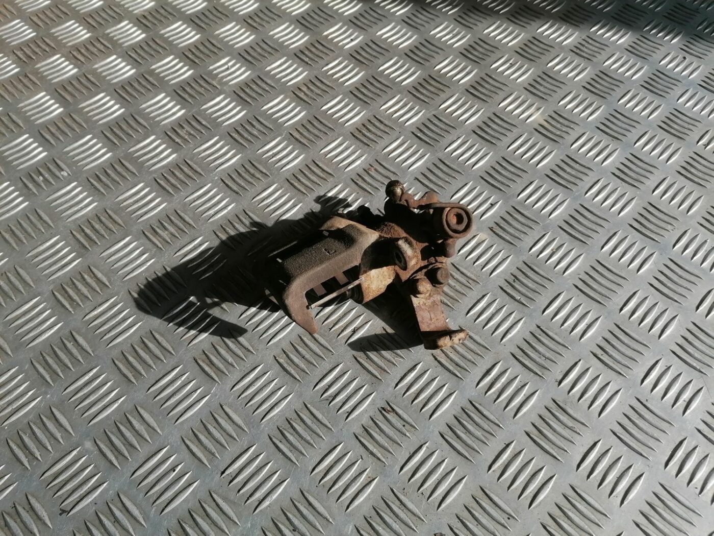 Aizmugurējais kreisais suports priekš HONDA CIVIC 2004 1 Aizmugurējais kreisais suports priekš HONDA CIVIC 2004